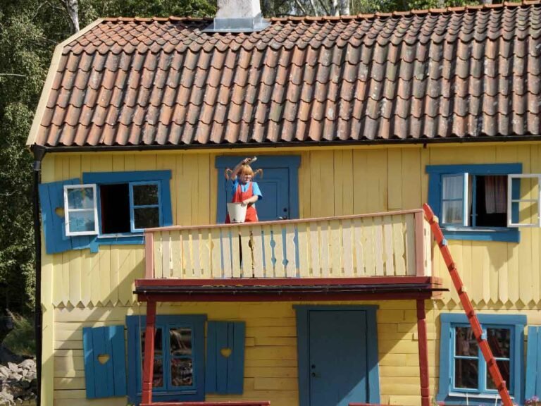 A yellow and blue house with Pippi Longstocking from the theme park Astrid Lindgrens World